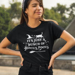 T-shirt Citation de Hocus Pocus Halloween Femmes Noir<br><div class="desc">Célébrez Halloween avec cette sorcière "C'est juste une bande de Hocus Pocus" qui cite le t-shirt graphique noir féminin. Le lettrage de typographie décorative est accentué de rouleaux éffrayants, d'étoiles scintillantes, d'un casquette sorcier, d'un chat et d'un broomstick de sorcière. Le jeu de couleurs blanc et la couleur de la...</div>