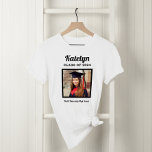 T-shirt Classe blanche personnalisée de 2025 Graduation Ph<br><div class="desc">Le design moderne et minimal d'un t-shirt blanc de graduation comprend une photo carré du diplômé encadrée en noir avec un prénom simple et classique, l'année de classe et le libellé du nom de l'école qui peut être personnalisé. Les couleurs et le style des chemises peuvent être modifiés pour être...</div>