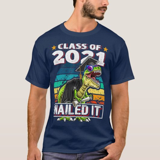 T-shirt Classe de 2021 T Rex Dinosaur Graduation Cap Gown (Devant)