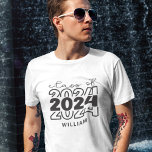 T-shirt Classe de 2024 senior avec nom<br><div class="desc">Préparez-vous à faire une déclaration élégante avec ce T-shirt "Classe 2024" Zazzle ! Conçu pour célébrer votre parcours universitaire,  ce tee est un must pour tous les diplômés branchés et est parfait pour montrer votre fierté de classe pour toutes vos aventures au lycée ou au collège</div>
