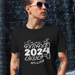 T-shirt Classe de 2024 senior avec nom<br><div class="desc">Préparez-vous à faire une déclaration élégante avec ce T-shirt "Classe 2024" Zazzle ! Conçu pour célébrer votre parcours universitaire,  ce tee est un must pour tous les diplômés branchés et est parfait pour montrer votre fierté de classe pour toutes vos aventures au lycée ou au collège</div>