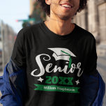 T-shirt Classe supérieure de 2022 nom de l'année de gradua<br><div class="desc">Célébrez votre année d'études supérieures et de remise de diplômes avec ce t-shirt moderne avec une typographie contemporaine "Senior 2023" en blanc et vert décoré d'un casquette noir avec un goût vert ; customisez facilement ce t-shirt avec votre année de remise de diplômes et votre nom en éditant les champs...</div>