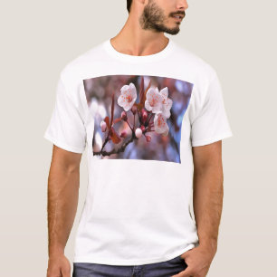 T-shirt Cluster de fleurs de cerisier avec un rose et un b