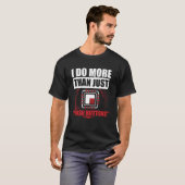 T-shirt CNC Machinist Je fais plus que simplement appuyer  (Devant entier)