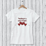 T-shirt Coeur de l'enseignant<br><div class="desc">Chemise d'appréciation de l'enseignant avec des graphiques du coeur et une citation textuelle "L'enseignement est un travail de coeur". Créée avec la clipart sous licence achetée par Alice Smith de Clipart4Resale.</div>