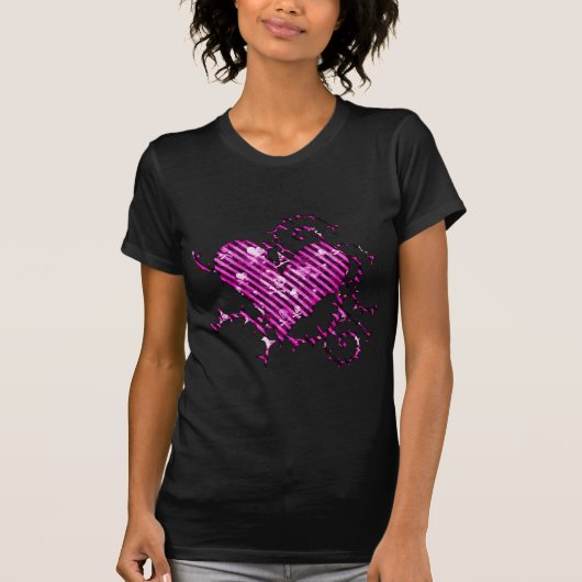 T-shirt Coeur rose barbelé avec les crânes grunges et les (Devant)