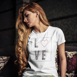 T-shirt coeur rose et typographie des fleurs Amour
