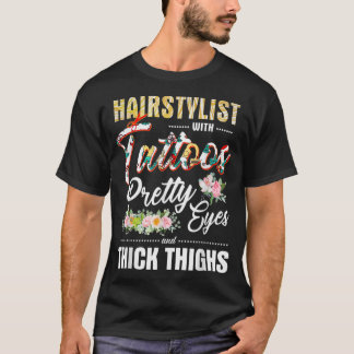 T-shirt Coiffeuse Avec Tatouages Jolies Yeux Et Épais Le