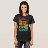 T-shirt Conception de texte arc-en-ciel du comté de McDowe (Devant entier)