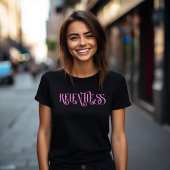 T-shirt Conception de typographie implacable rose