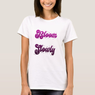 T-shirt Conception de typographie violette féminine Bloom