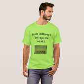 T-shirt Construit Différent. Debugs World Tee for Coders (Devant entier)