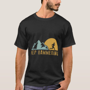 T-shirt Continuez à marteler la randonnée sur les sentiers