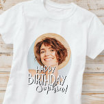 T-shirt Cool moderne amusant Photo personnalisée Accueil A<br><div class="desc">Le design est moderne et simple. Ajoutez une photo personnalisée du célébrant d'anniversaire et ajoutez son nom,  ajoutez un message personnalisé</div>