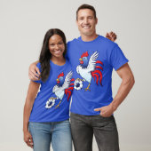 T-shirt Coq posant et faisant un pas sur un ballon de (Unisexe)