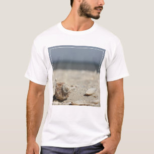 T-shirt Coquillages sur le sable par la mer