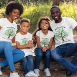 T-shirt Correspondance personnalisée de l'arbre de réunion<br><div class="desc">Customisez ces mignons t-shirts assortis aux arbres pour votre prochaine réunion de famille. Personnalisez avec le nom de famille au-dessus des feuilles verts avec l'événement et l'année sous le dessin de la nature.</div>