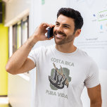 T-shirt Costa Rica Souvenir Sloth Pura Vida<br><div class="desc">T-shirt souvenir du Costa Rica avec un paresseux accroché à un arbre dans un décor vert kaki. C'est un superbe T-shirt souvenir du Costa Rica ou débardeur pour tous ceux qui aiment le Costa Rica.</div>