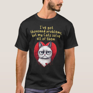 T-shirt Costume de chat grognon mignon avec grand cœur pou