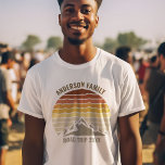 T-shirt Coucher de soleil Réunion famille Custom Mountains<br><div class="desc">Ce coucher de soleil vintage orange cool sur des montagnes rocheuses dans la nature fait une belle image pour un ensemble de t-shirts customisés pour une réunion de famille, un voyage sur la route ou des vacances d'été. Commémorez votre semaine de vacances avec des tee - shirts assortis pour maman,...</div>