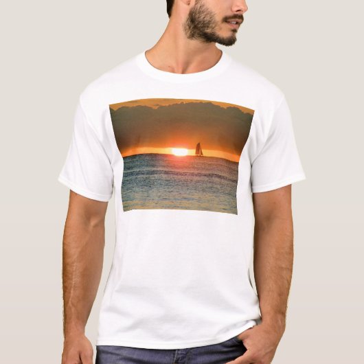 T-shirt Coucher du soleil de Waikiki avec la silhouette de (Devant)