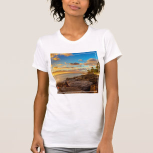 T-shirt Coucher du soleil d'océan au-dessus des roches et