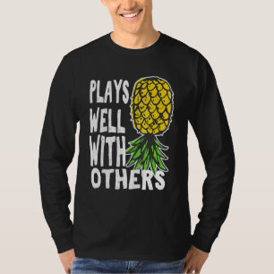 T-shirt Couple Échangiste Joue Bien Avec Les Autres À L'En