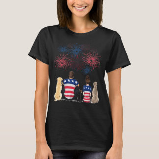 T-shirt Couple Et Chiens Famille Regardant Le Feu D'Oeuvre