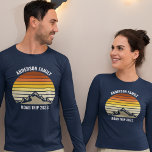 T-shirt Couple Famille Reunion Road Voyage Coucher de sole<br><div class="desc">Ce coucher de soleil vintage orange cool sur des montagnes rocheuses dans la nature fait une belle image pour un ensemble de t-shirts customisés pour une réunion de famille, un voyage sur la route ou des vacances d'été. Commémorez votre semaine de vacances avec des tee - shirts assortis pour maman,...</div>