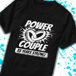 T-shirt Couples du 35e anniversaire mariés 35 ans<br><div class="desc">Ce 35e anniversaire de mariage amusant est parfait pour les couples mariés de 35 ans pour célébrer leur mariage ! Idéal pour fêter avec votre mari ou votre femme ou pour la fête d'anniversaire de 35 ans de mariage de vos parents ! Caractéristiques "Power Couple - 35 Years Strong!" citation...</div>