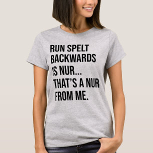 T-SHIRT COUREZ ÉCRIT VERS L'ARRIÈRE EST NUR. C'EST UN NU