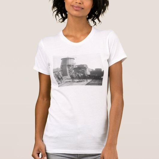 T-shirt Cowboys sur des chevaux posant devant un train (Devant)