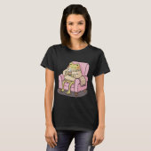 T-shirt Cozy Frog Drinking Tea On Sofa Illustration (Devant entier)