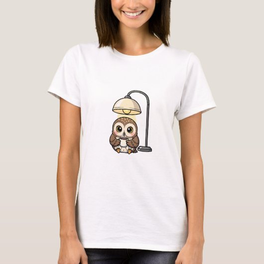 T-shirt Cozy Wide-Eyed Owl Drinking Coffee Under Warm Lamp (Devant)
