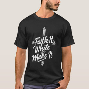 T-shirt Croix rustique Croyez-y pendant que vous la faites