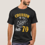 T-shirt Cruisin My Way Into 70 Funny 70Th Birthday Cruise<br><div class="desc">This Cruisin My Way Into 70 Outfit with anchor graphic is great idea for ship ship driving,  capitaine,  cruise ship,  cruise boat driver,  lover who loves to travel boat,  cruise on the beach with funny cruise Ship costume à 70e anniversaire de Birthday.</div>