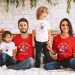 T-shirt Custom Mele Kalikimaka Père Noël Noël hawaïen<br><div class="desc">Célébrez Noël avec une touche tropicale ! Ce t-shirt Custom Mele Kalikimaka présente un Père Noël décontracté en chemise hawaïenne et des lunettes de soleil, portant une planche de surf. Personnalisez-le avec votre nom de famille, votre destination hawaïenne préférée et votre année. Parfait pour ajouter des vibes d'île à vos...</div>