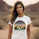 T-shirt Custom Nature Famille Vacances Green Forest Femmes<br><div class="desc">Personnalisez vos propres t-shirts pour femmes en voyage sur la route familiale pour entreprendre un voyage à travers la nature cet été ou cet automne. Personnalisez avec votre nom de famille sous la forêt verte d'arbres et le coucher de soleil de montagne foncé pour un séjour cool pour votre groupe...</div>