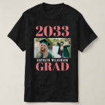 T-shirt CUSTOM Rose Moderne Simple Script 2 Photo Grad<br><div class="desc">CUSTOM Rose Moderne Typographie Simple 2 T-Shirt De Diplôme Photo. Félicite le diplômé pour son succès bien mérité et célèbre-les avec ce magnifique Tshirt. Tous les textes sont pré-arrangés pour que vous personnalisiez facilement et rapidement avec vos propres détails.</div>