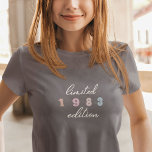 T-shirt Custom Year Vintage 40th Birthday Limited Edition<br><div class="desc">Le T-shirt Custom Year Vintage 40th Birthday Limited Edition est la façon idéale de célébrer un anniversaire marquant avec style. Ce T-shirt en édition limitée présente un design vintage classique et intemporel, avec une année audacieuse et proéminente de votre choix affichée sur le devant en caractères super. Que vous soyez...</div>