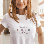 T-shirt Custom Year Vintage 40th Birthday Limited Edition<br><div class="desc">Le T-shirt Custom Year Vintage 40th Birthday Limited Edition est la façon idéale de célébrer un anniversaire marquant avec style. Ce T-shirt en édition limitée présente un design vintage classique et intemporel, avec une année audacieuse et proéminente de votre choix affichée sur le devant en caractères super. Que vous soyez...</div>