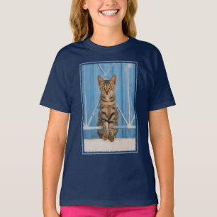 T-shirt Cute Nosy Tabby Chat Kitten assis dans une clôture