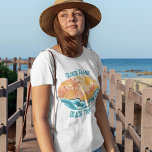 T-shirt Cute Vintage Beach Waves Sunshine Vacation Femmes<br><div class="desc">Des t-shirts pour femmes de style vintage,  avec de belles vagues turquoises de l'océan et un soleil éclatant avec des palmiers en été. Le design de grunge cool est complété par un texte personnalisé bleu turquoise en détresse pour vos vacances en famille ou votre voyage sur la plage.</div>