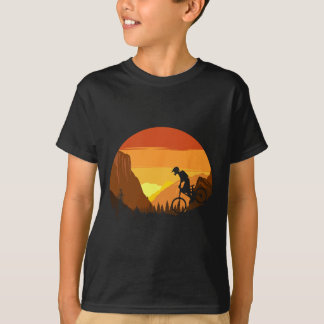 T-shirt Cycliste sur sentier au coucher du soleil rétro VT