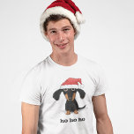 T-shirt Dachshund Santa Clause Funny Wiener Chien Noël<br><div class="desc">Un mignon chiot à poils longs, noir et blanc, portant un chapeau de Père Noël. Cette drôle de chemise de Noël Dachshund est disponible dans de nombreux styles, y compris les t-shirts, chemises à manches longues et sweat - shirts à capuche. Vêtements d’amoureux de les chiens pour vos prochaines vacances....</div>
