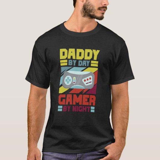 T-shirt Daddy by Day Gamer By Night Loves Playing Video Ga (Devant)