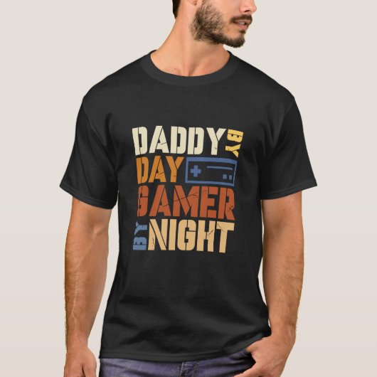 T-shirt Daddy by Day Gamer By Night Loves Playing Video Ga (Devant)