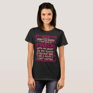 T-shirt Dame âgée grincheuse née mars avec le coeur sur la
