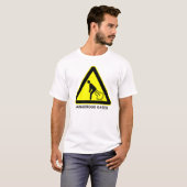 T-shirt dangereux de panneau d'avertissement de (Devant entier)