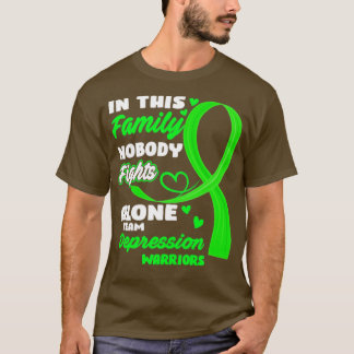 T-shirt Dans Cette Famille Personne ne combat seul la dépr